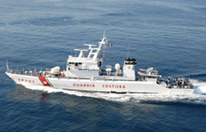 Italian coastguards rescue migrants off Libya