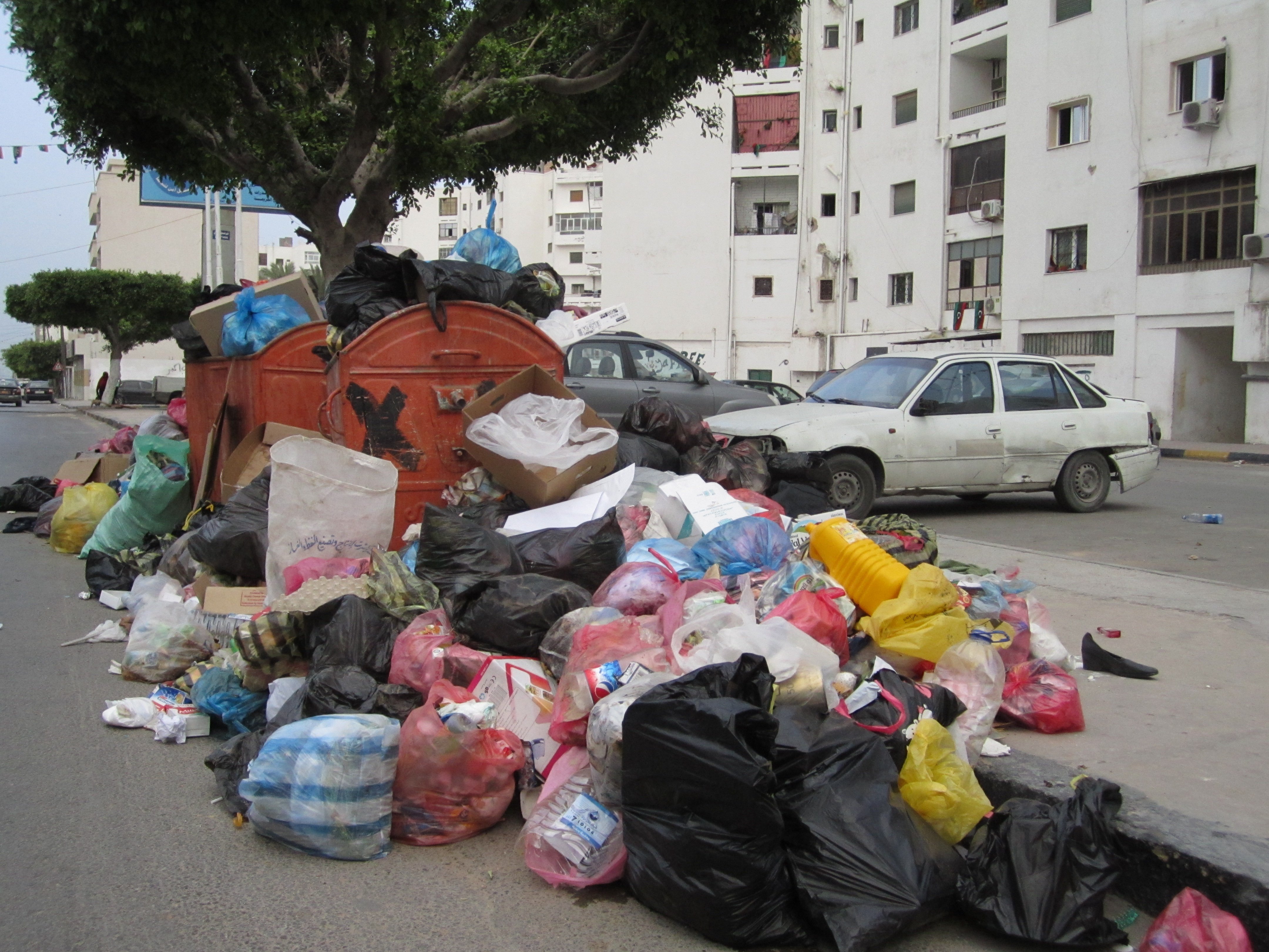 Tripoli garbage piles up as heat rises