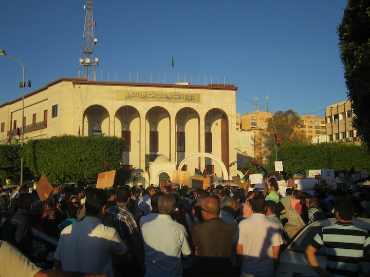 Protestors force out Ministry militiamen