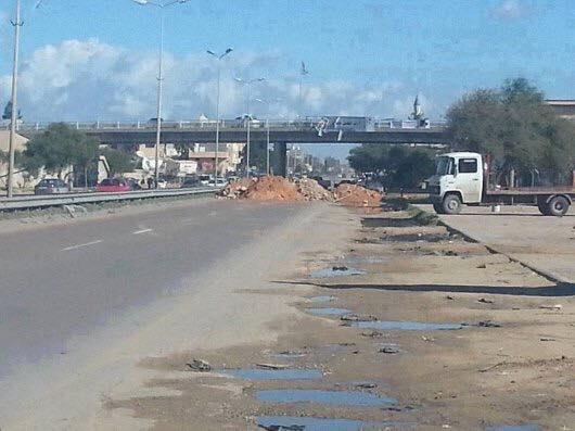 Janzour coast road blocked by fighting