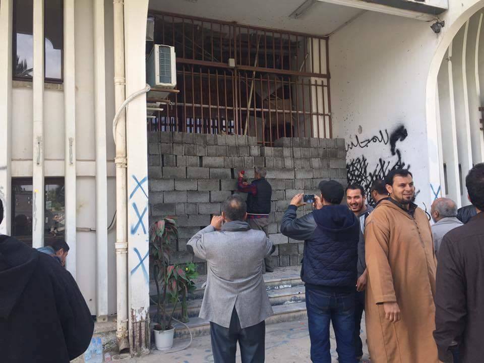 Protestors brick up Misrata municipality entrance