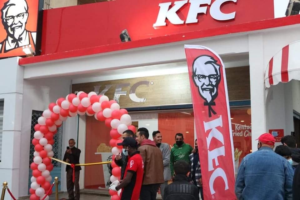 A chicken fast food restaurant calling itself ‘‘KFC’’ opens in Tripoli with local council support